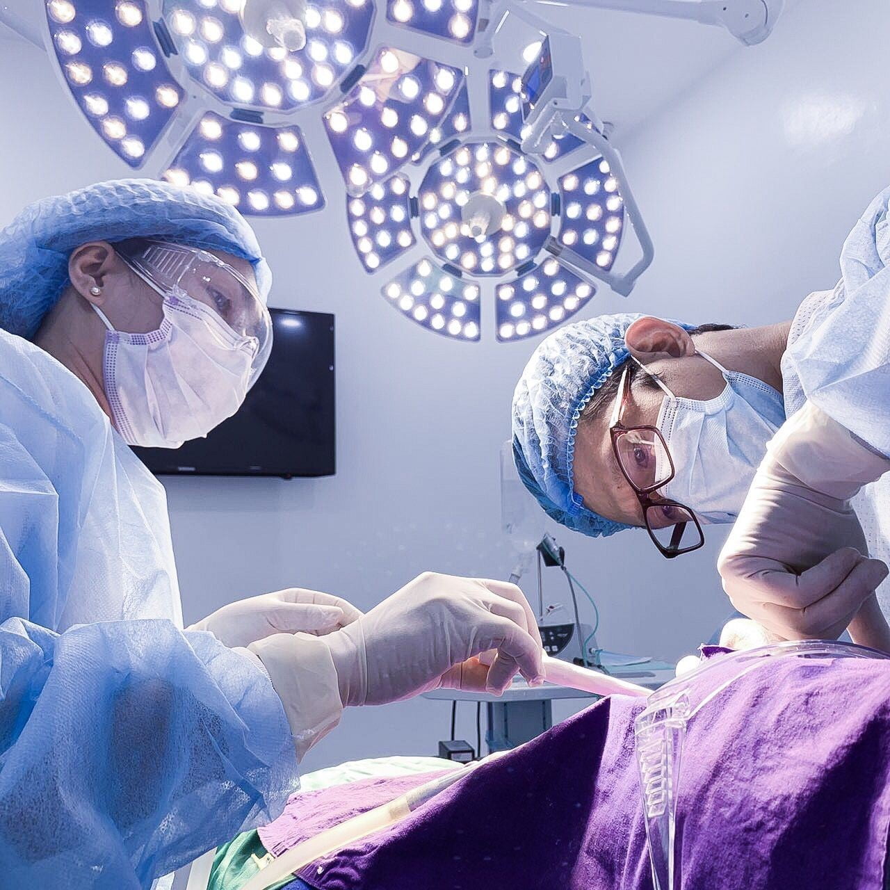 đội ngũ bác sĩ implant tại peace dentistry