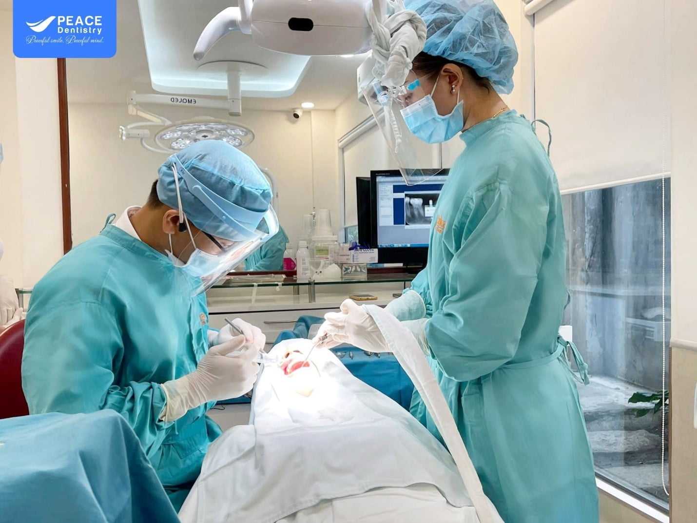 đội ngũ bác sĩ implant tại peace dentistry